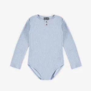Body bleu à col henley en tricot côtelé irrégulier, enfant || Blue henley collar bodysuit in irregular ribbed knit, child