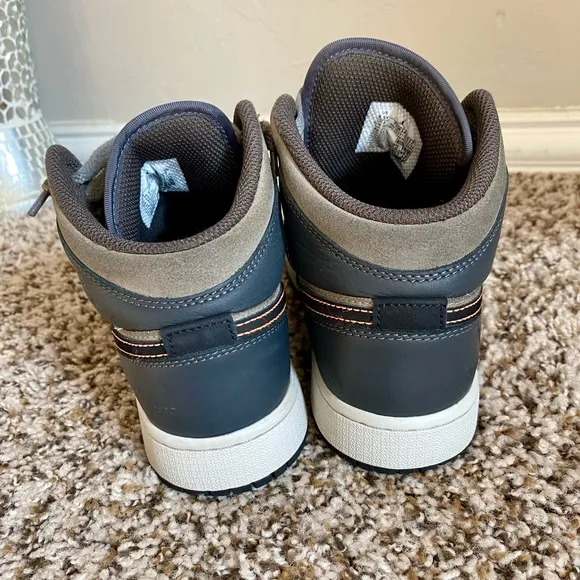 Jordan 1 Mid SE &quot;Night Stadium/Black/Flat Pewter&quot; Boys sneakers 4.5y