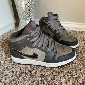 Jordan 1 Mid SE &quot;Night Stadium/Black/Flat Pewter&quot; Boys sneakers 4.5y