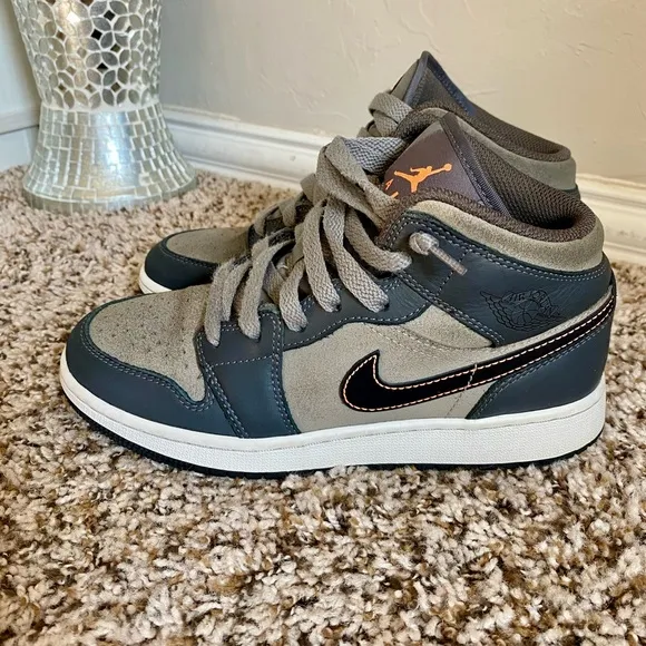 Jordan 1 Mid SE &quot;Night Stadium/Black/Flat Pewter&quot; Boys sneakers 4.5y