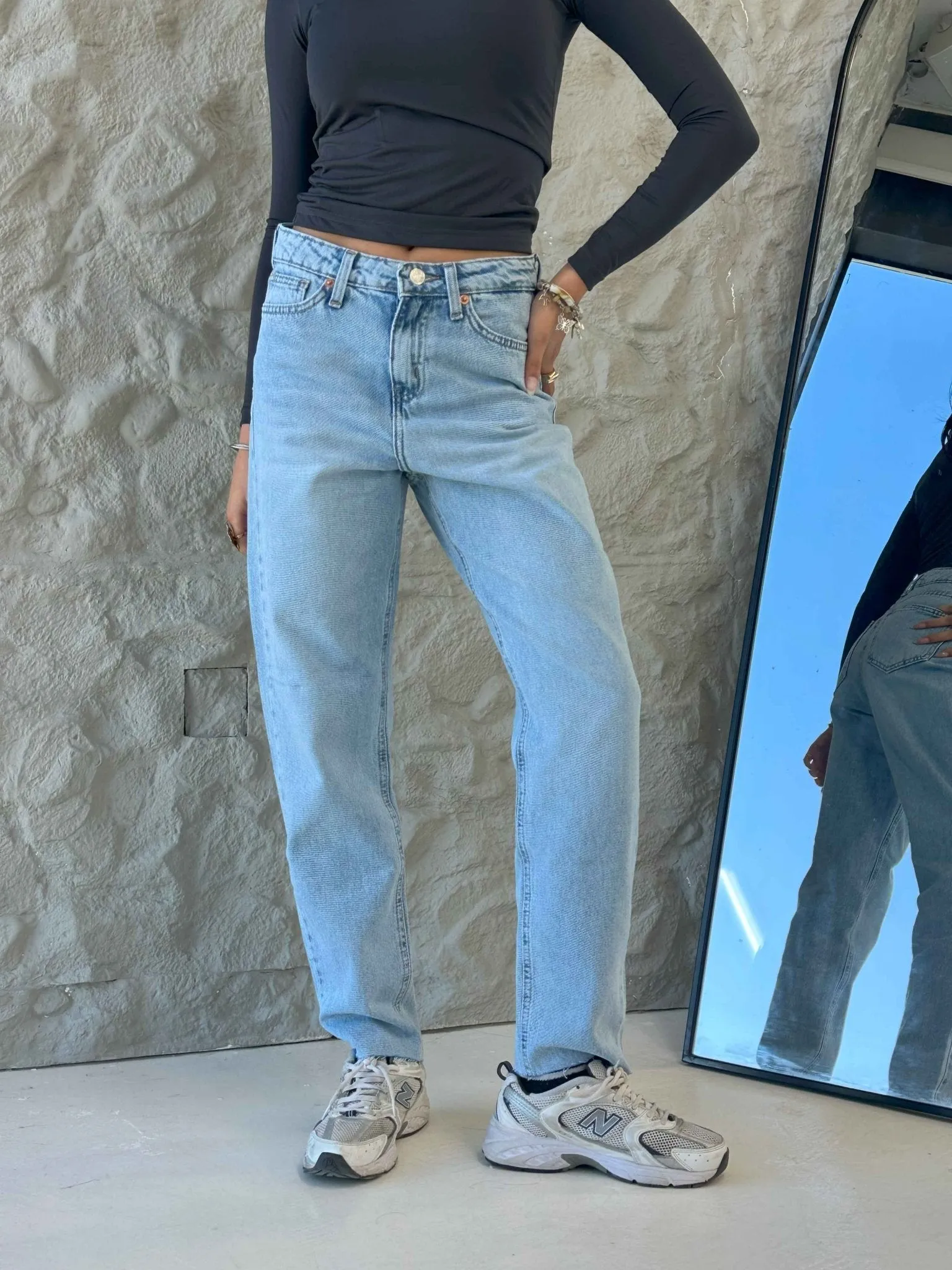 Mom-Fit - Light Iced Blue Wash Raw Hems Jeans.