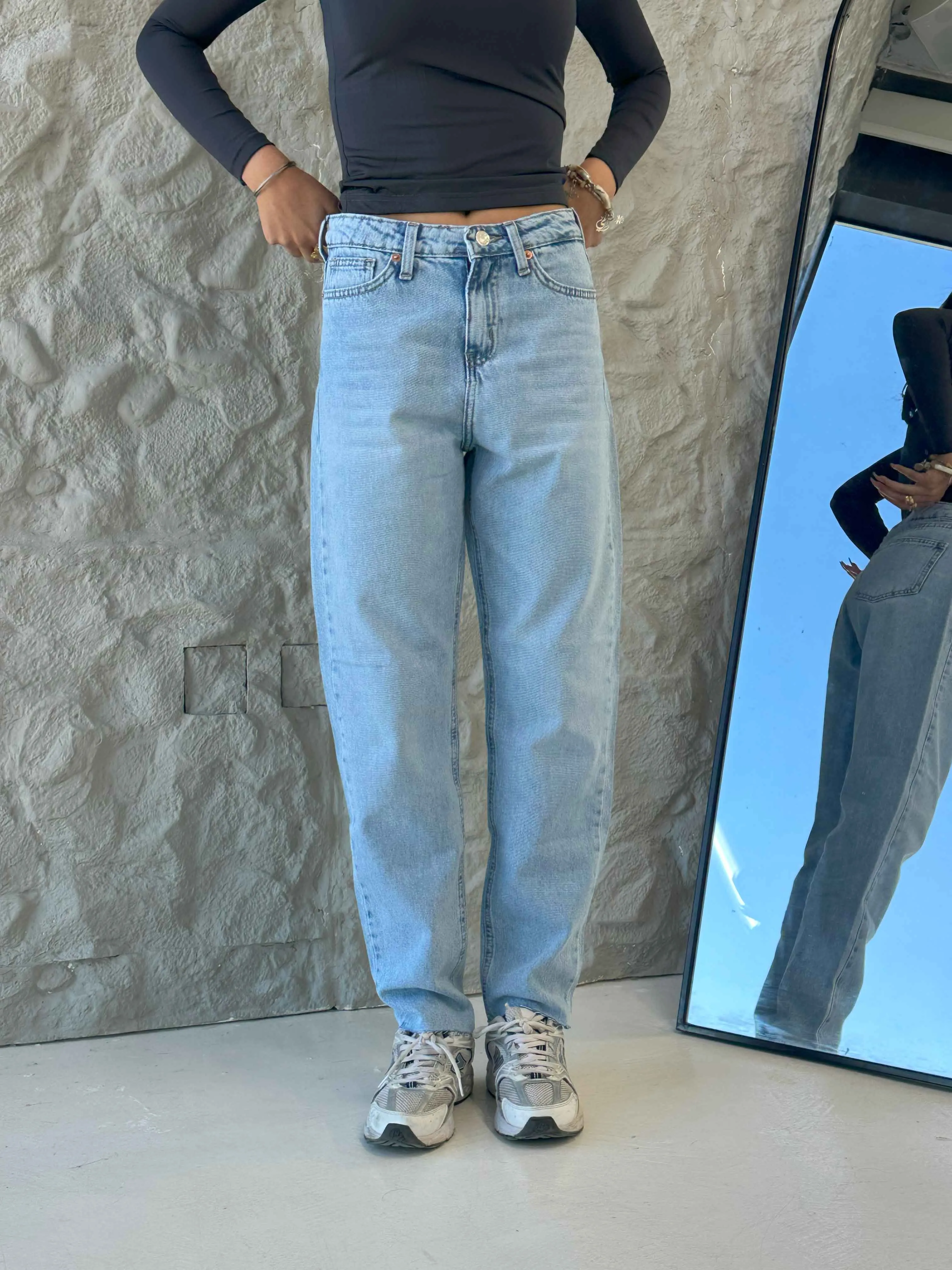 Mom-Fit - Light Iced Blue Wash Raw Hems Jeans.