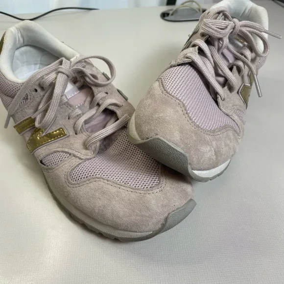 New balance Suede 520 Sneakers Gold toned size 8 womens