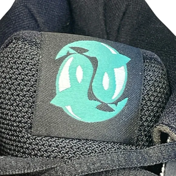 Nike Kyrie 8 go (GS) black-white-light menta “Orcas” youth sneakers. Size 5.5Y
