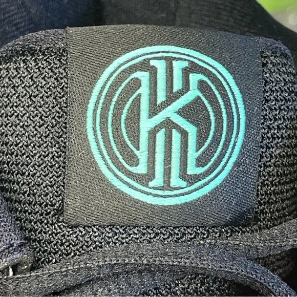 Nike Kyrie 8 go (GS) black-white-light menta “Orcas” youth sneakers. Size 5.5Y