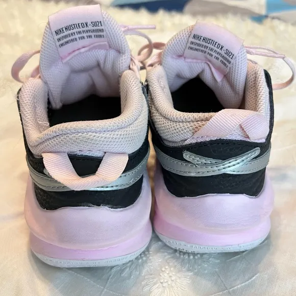 Nike Team Hustle DX Mid Top Basketball Sneakers Youth size 4 Black Light Pink