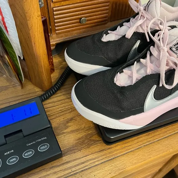Nike Team Hustle DX Mid Top Basketball Sneakers Youth size 4 Black Light Pink