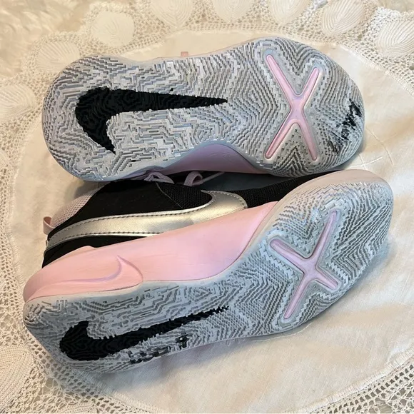 Nike Team Hustle DX Mid Top Basketball Sneakers Youth size 4 Black Light Pink