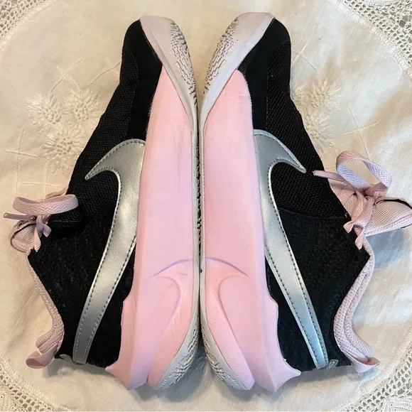 Nike Team Hustle DX Mid Top Basketball Sneakers Youth size 4 Black Light Pink