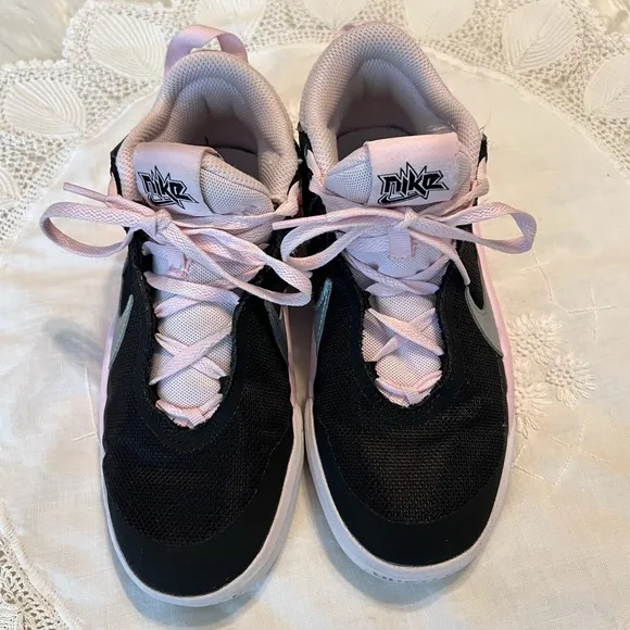 Nike Team Hustle DX Mid Top Basketball Sneakers Youth size 4 Black Light Pink
