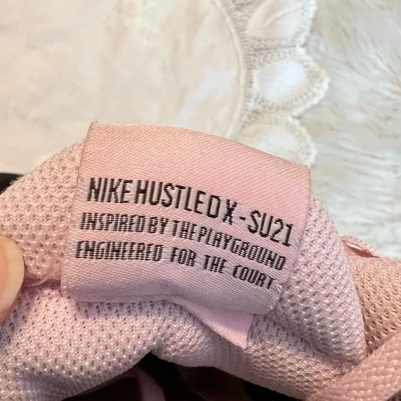 Nike Team Hustle DX Mid Top Basketball Sneakers Youth size 4 Black Light Pink
