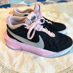 Nike Team Hustle DX Mid Top Basketball Sneakers Youth size 4 Black Light Pink