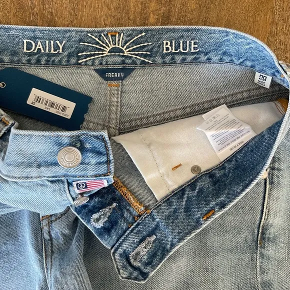 NWT DAILY BLUE / Adriano Goldschmied Freaky Jean Short in Lake SZ 28