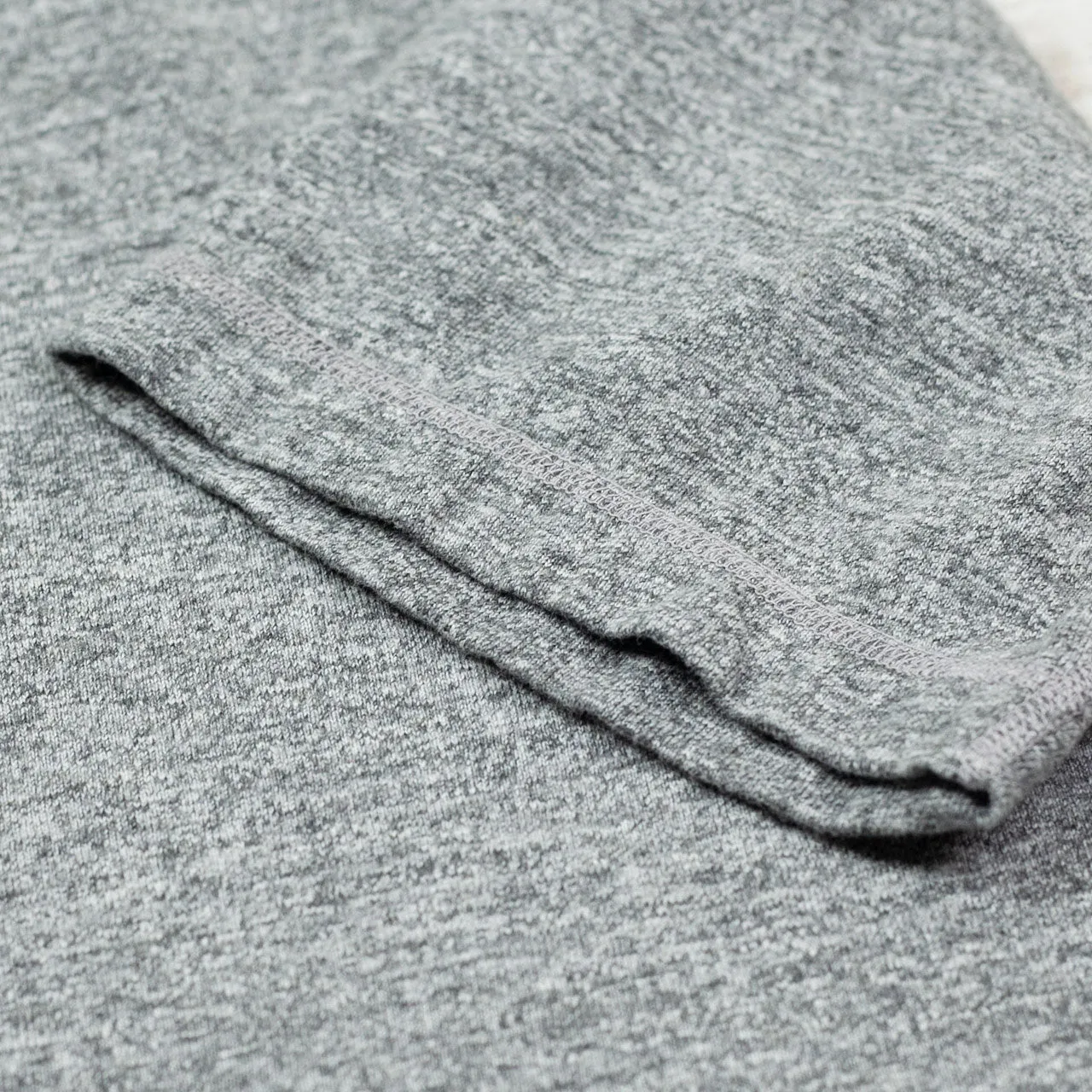 Slub Yarn Henley Neck T-Shirt Graumeliert
