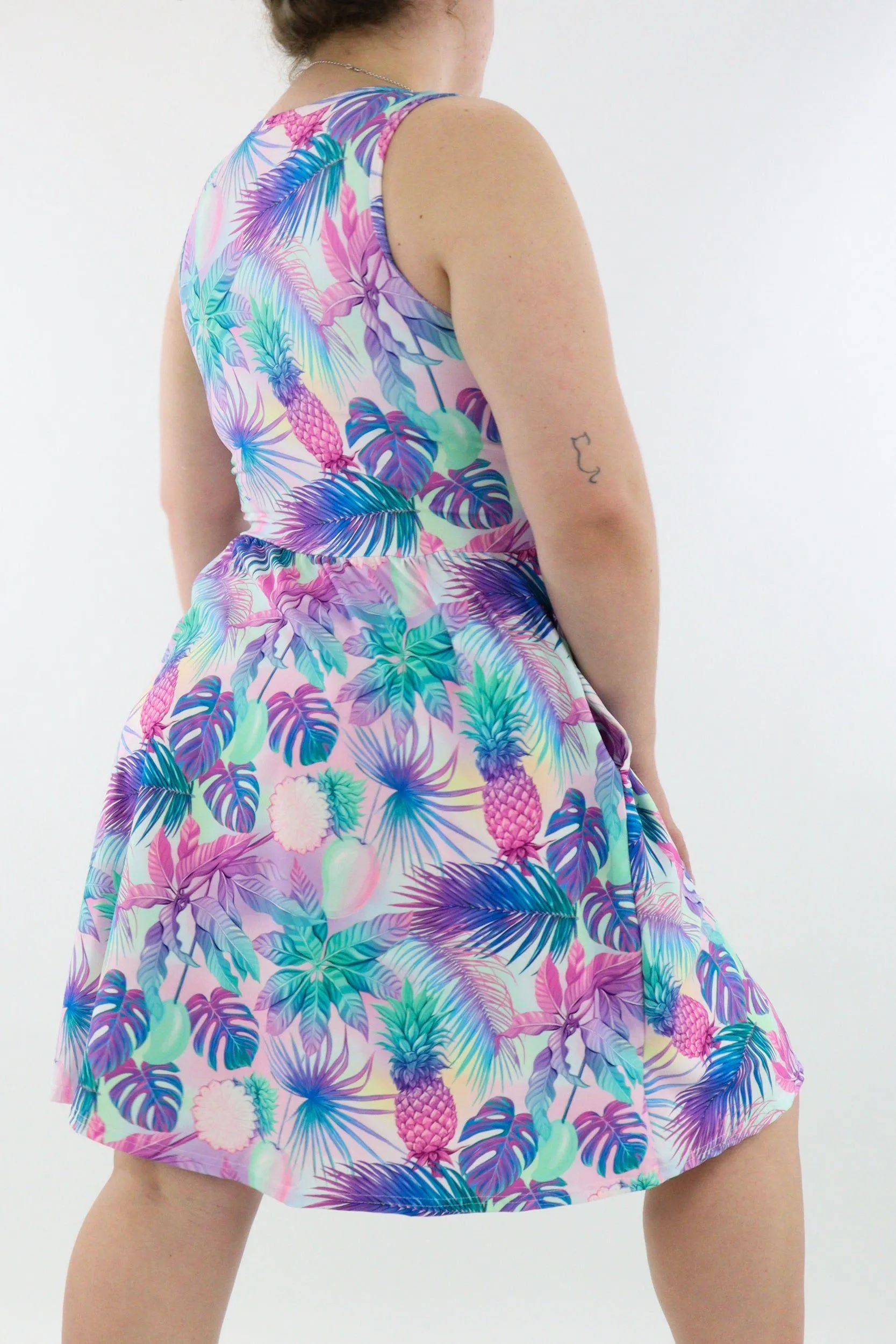 Summer Dreams - Sleeveless Skater Dress - Knee Length - Side Pockets